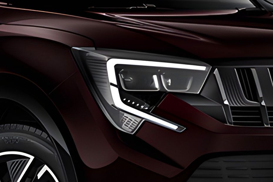 Headlight Image of XUV 7XO