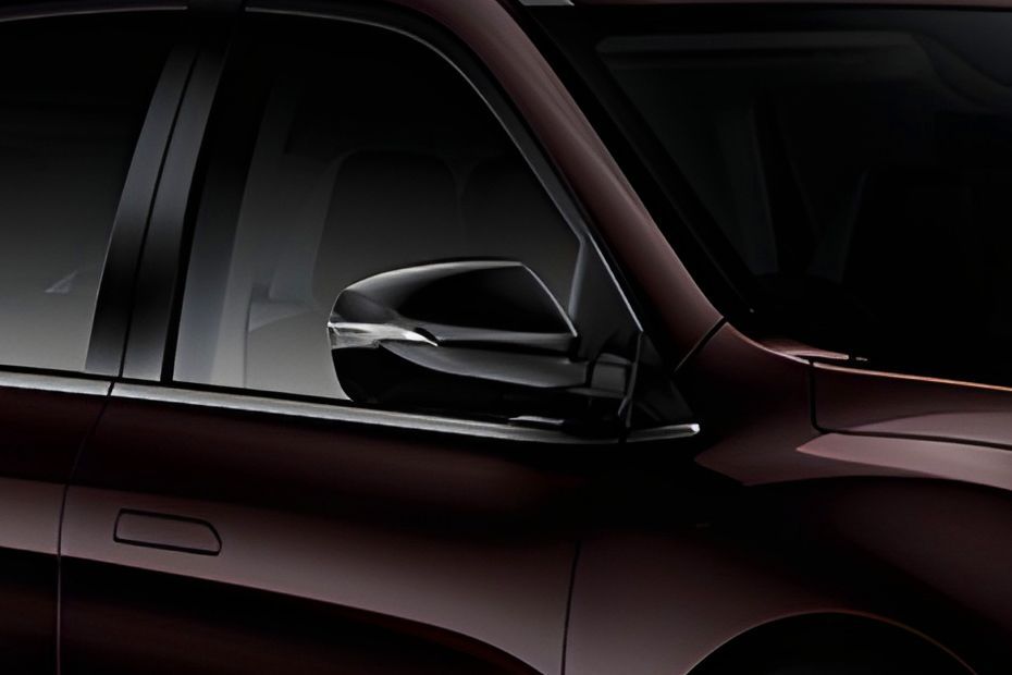 Outside Mirror Image of XUV 7XO