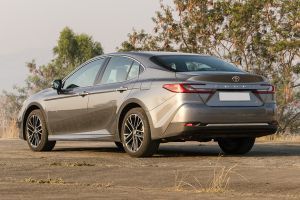 Rear 3/4 left Image of Camry