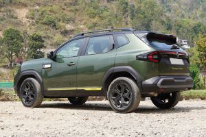 Rear Left Three Quarter View Image of Duster