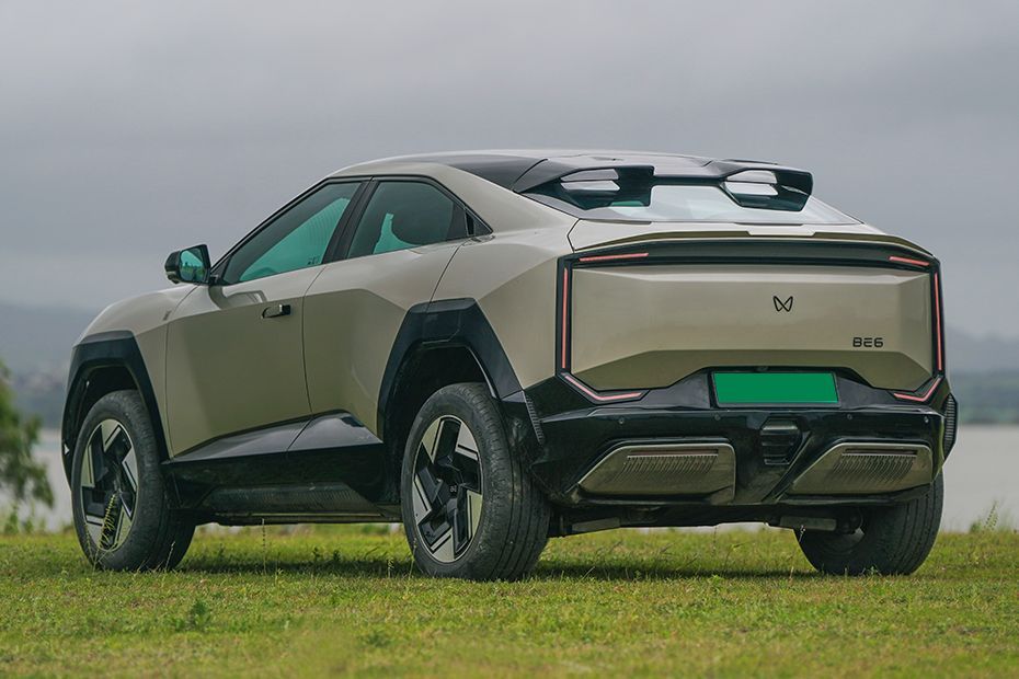 Rear Left Three Quarter View Image of BE 6