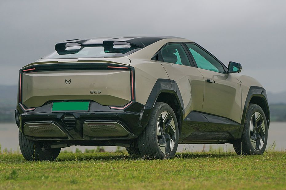 Rear Right Three Quarter View Image of BE 6