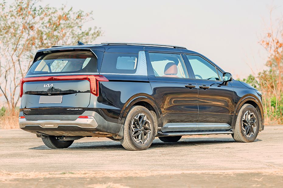 Rear Right Three Quarter View Image of Carnival