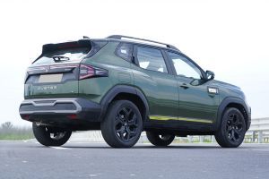 Rear Right Three Quarter View Image of Duster