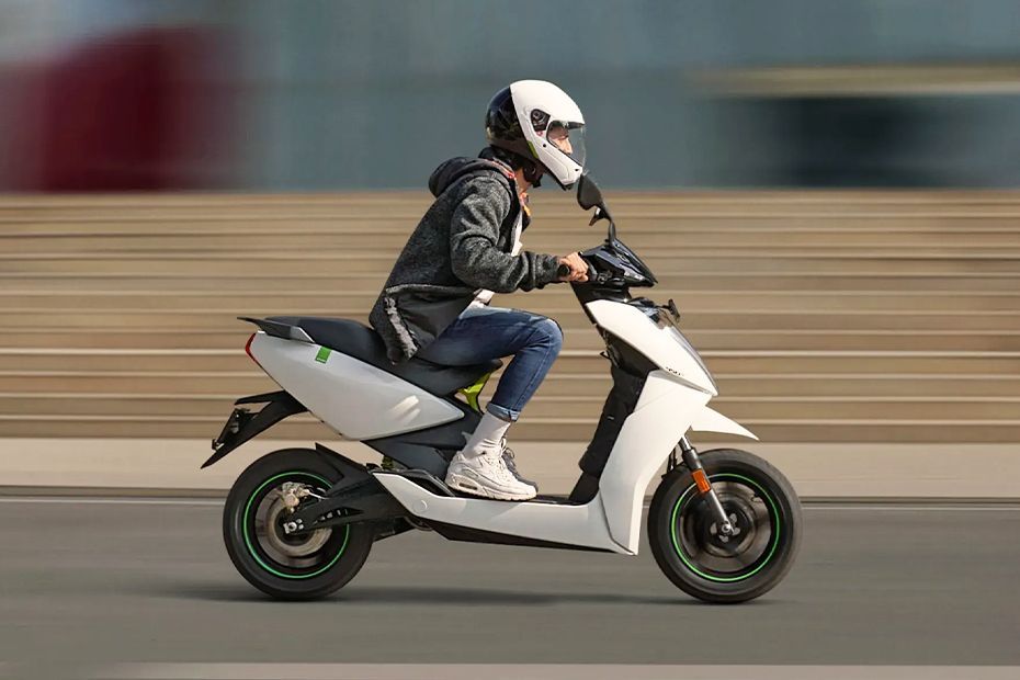 Riding: Right Side Profile View of 450X