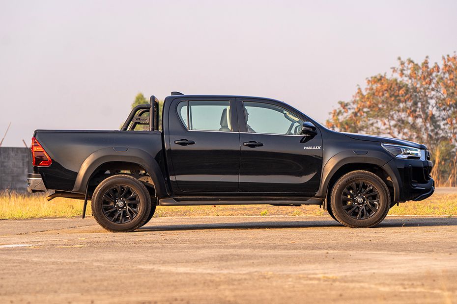 Right Side Profile View Image of Hilux