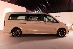 Right Side Profile View Image of V-Class Extra LWB