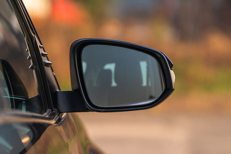 Side mirror rear angle Image of Hilux