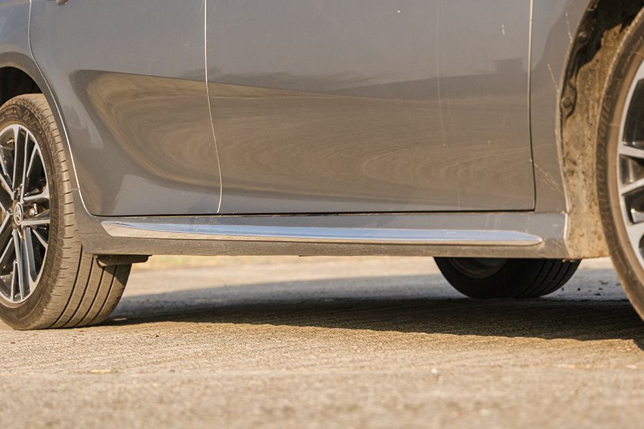 Side Skirt Image of Camry