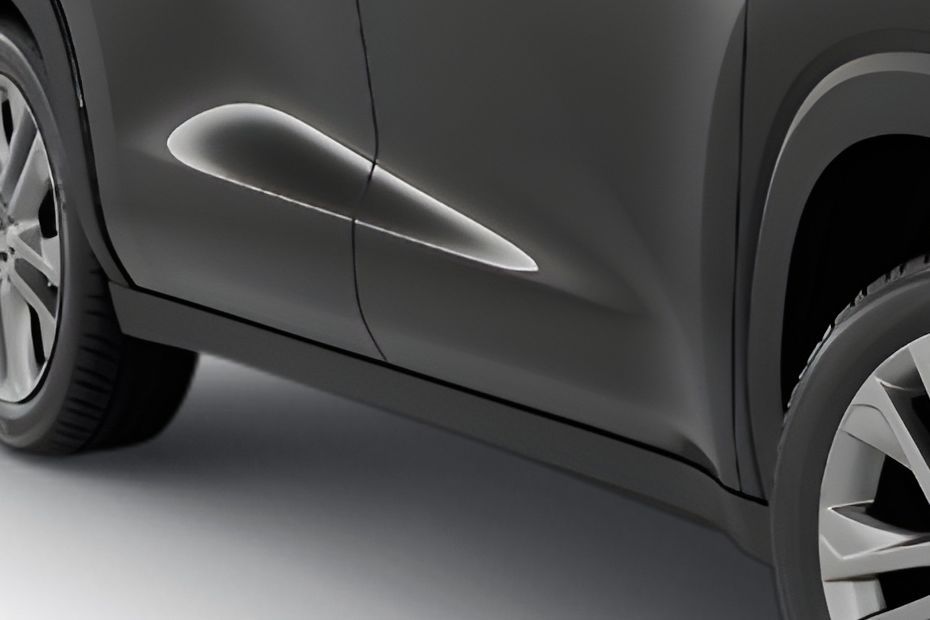 Side Skirt Image of Innova Hycross