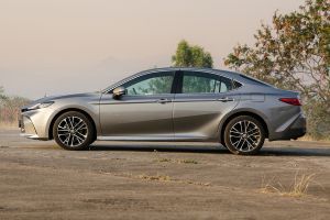 Side view Image of Camry