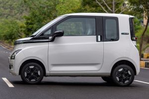 Side view Image of Comet EV