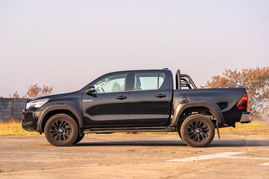 Side view Image of Hilux