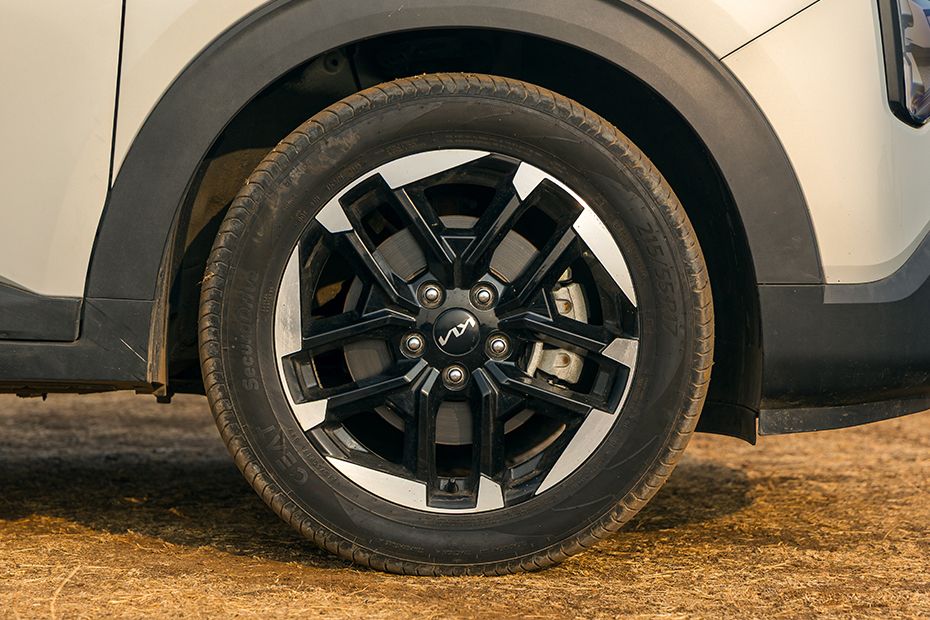 Wheel arch Image of Carens Clavis