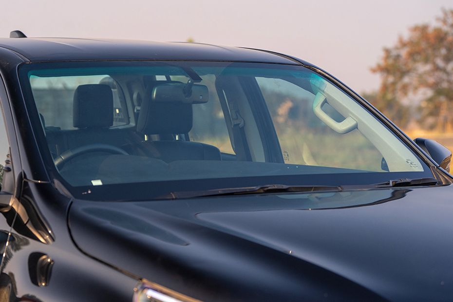 Wiper with full windshield Image of Hilux