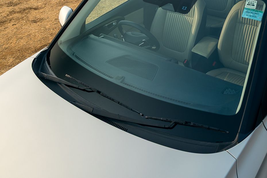 Wiper with full windshield Image of Carens Clavis