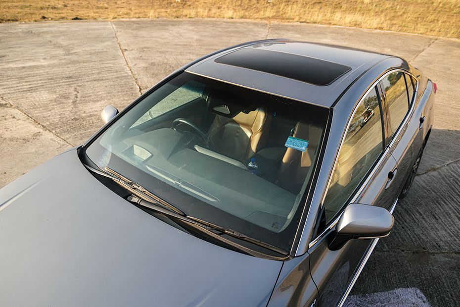 Wiper with full windshield Image of Camry