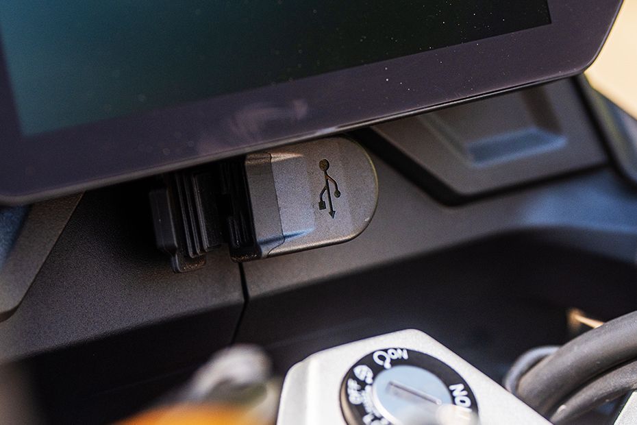 Charging ports of F 450 GS