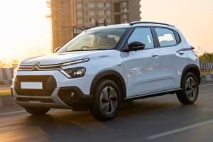 Driving: Front Left Quarter View Image of C3