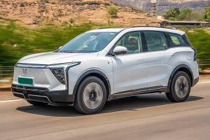 Driving: Front Left Quarter View Image of XEV 9S
