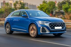 Driving: Front Right Quarter View Image of SQ8