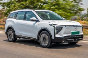 Driving: Front Right Quarter View Image of XEV 9S
