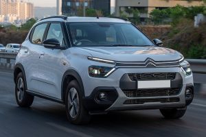 Driving: Front Right Quarter View Image of C3