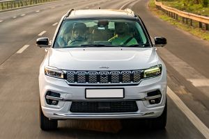 Driving: Front View Image of Meridian