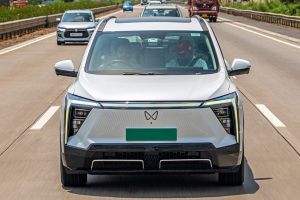 Driving: Front View Image of XEV 9S