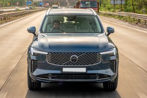 Driving: Front View Image of XC90