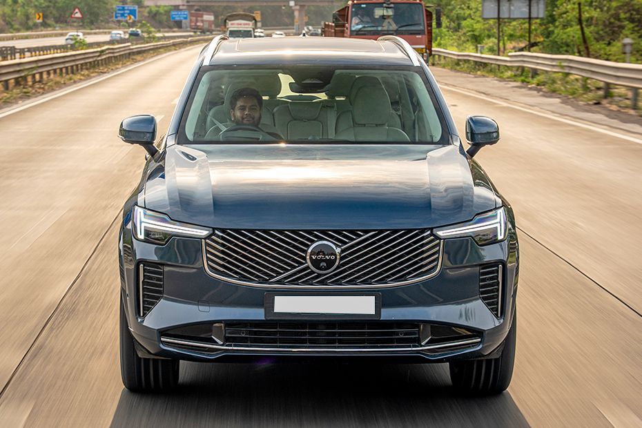 Driving: Front View Image of XC90