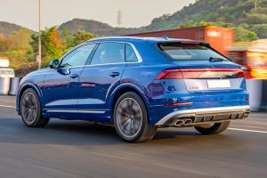 Driving: Rear Left Three Quarter View Image of SQ8