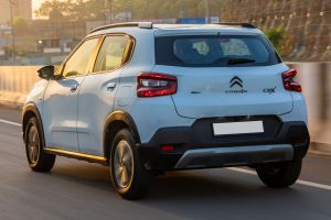 Driving: Rear Left Three Quarter View Image of C3