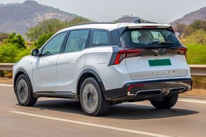Driving: Rear Left Three Quarter View Image of XEV 9S