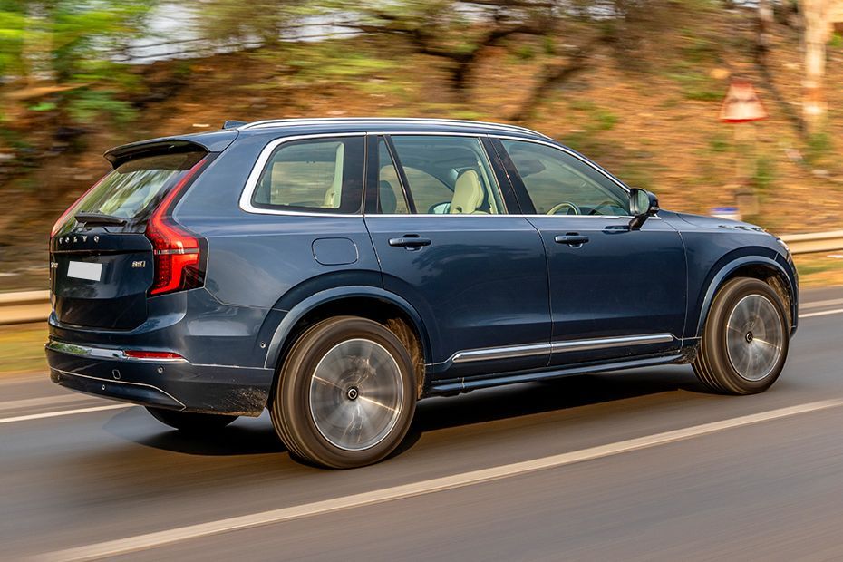 Driving: Rear Right Three Quarter View Image of XC90