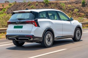Driving: Rear Right Three Quarter View Image of XEV 9S