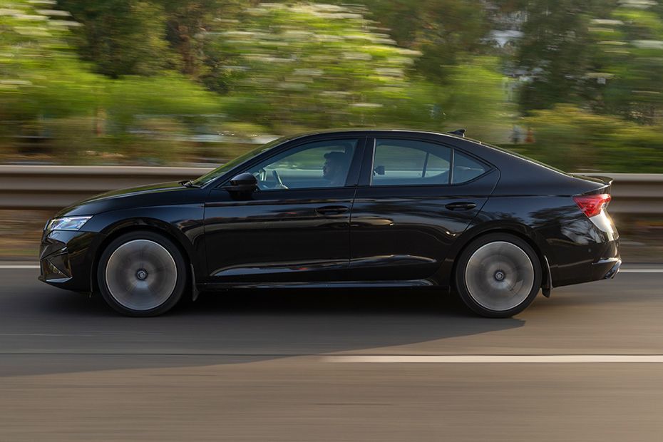 Driving: Side Profile (Left) View Image of Octavia RS