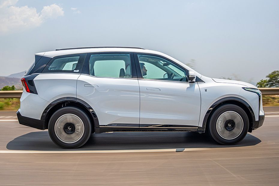 Driving: Side Profile (Right) View Image of XEV 9S