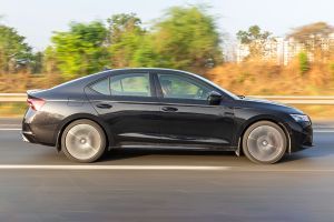 Driving: Side Profile (Right) View Image of Octavia RS
