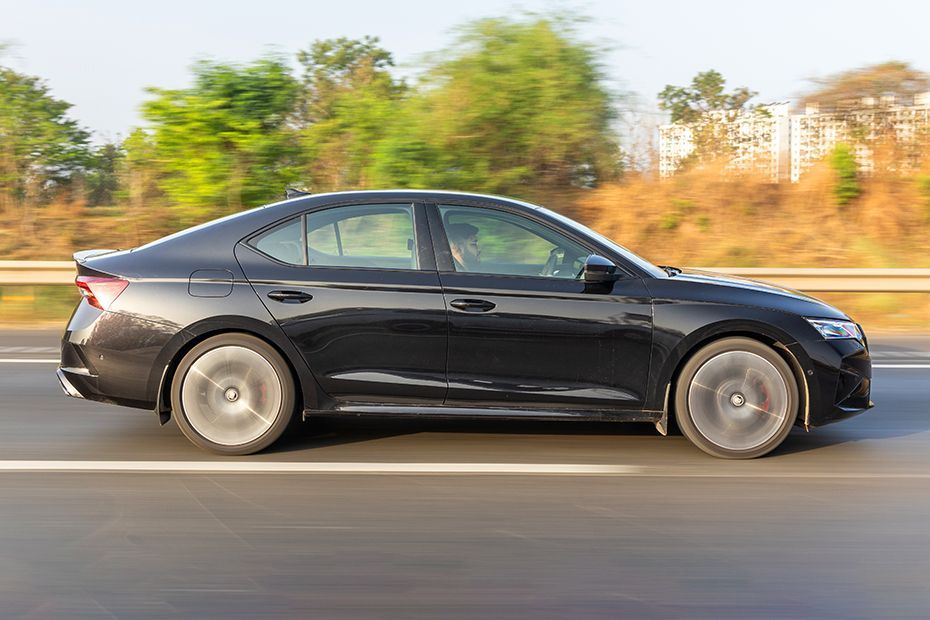 Driving: Side Profile (Right) View Image of Octavia RS