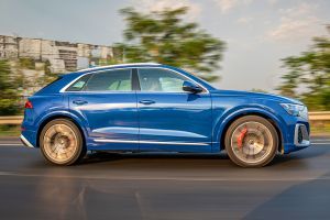 Driving: Side Profile (Right) View Image of SQ8