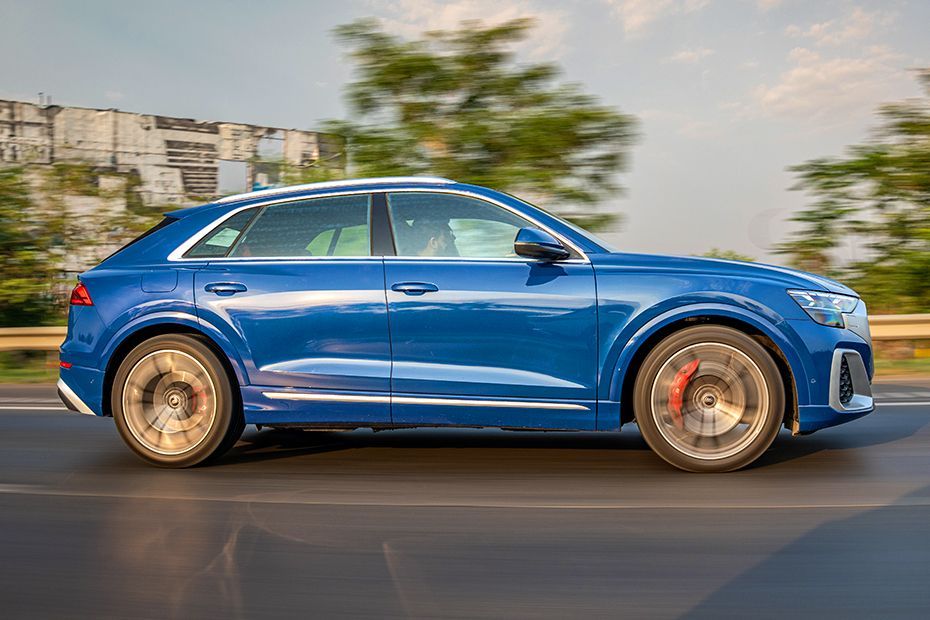 Driving: Side Profile (Right) View Image of SQ8