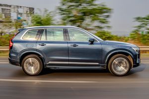 Driving: Side Profile (Right) View Image of XC90