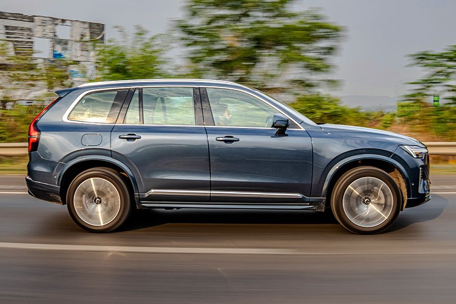 Driving: Side Profile (Right) View Image of XC90