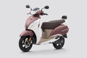 Front Left Quarter View View of Jupiter 125