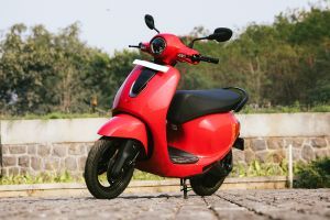 Front Left Quarter View View of Chetak C2501