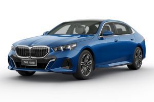 Front Left Quarter View Image of 5 Series
