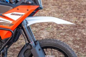 Front Mudguard & Suspension of 390 Adventure