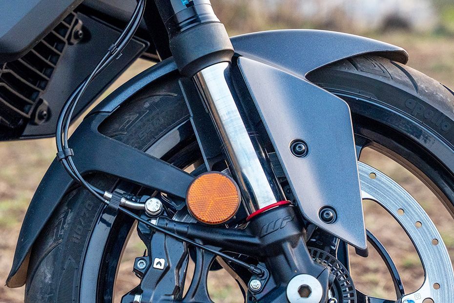 Front Mudguard & Suspension of 390 Duke