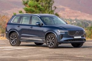 Front Right Quarter View Image of XC90